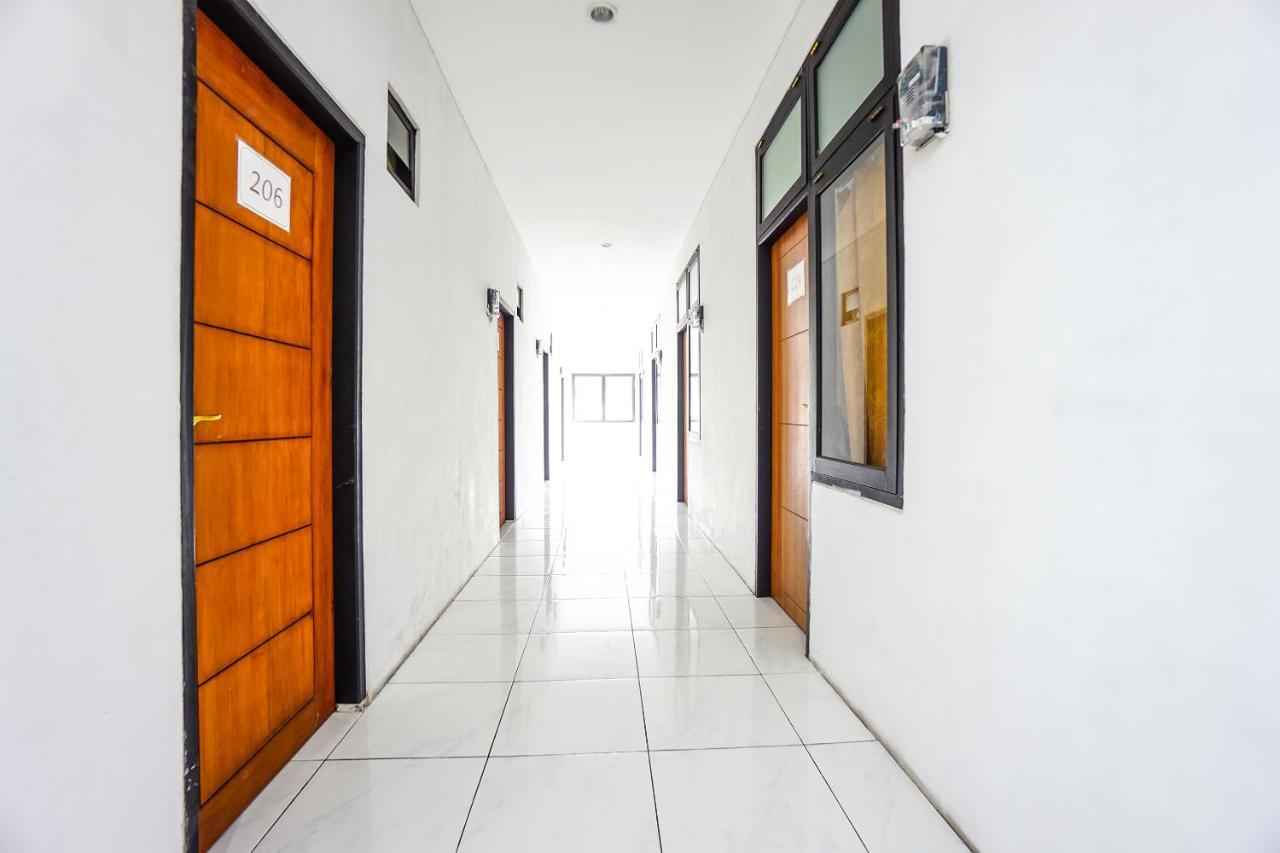 OYO 1693 Edward Residence Malalayang Manado Bagian luar foto