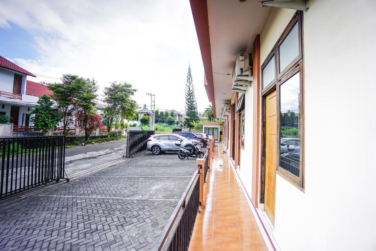 OYO 1693 Edward Residence Malalayang Manado Bagian luar foto