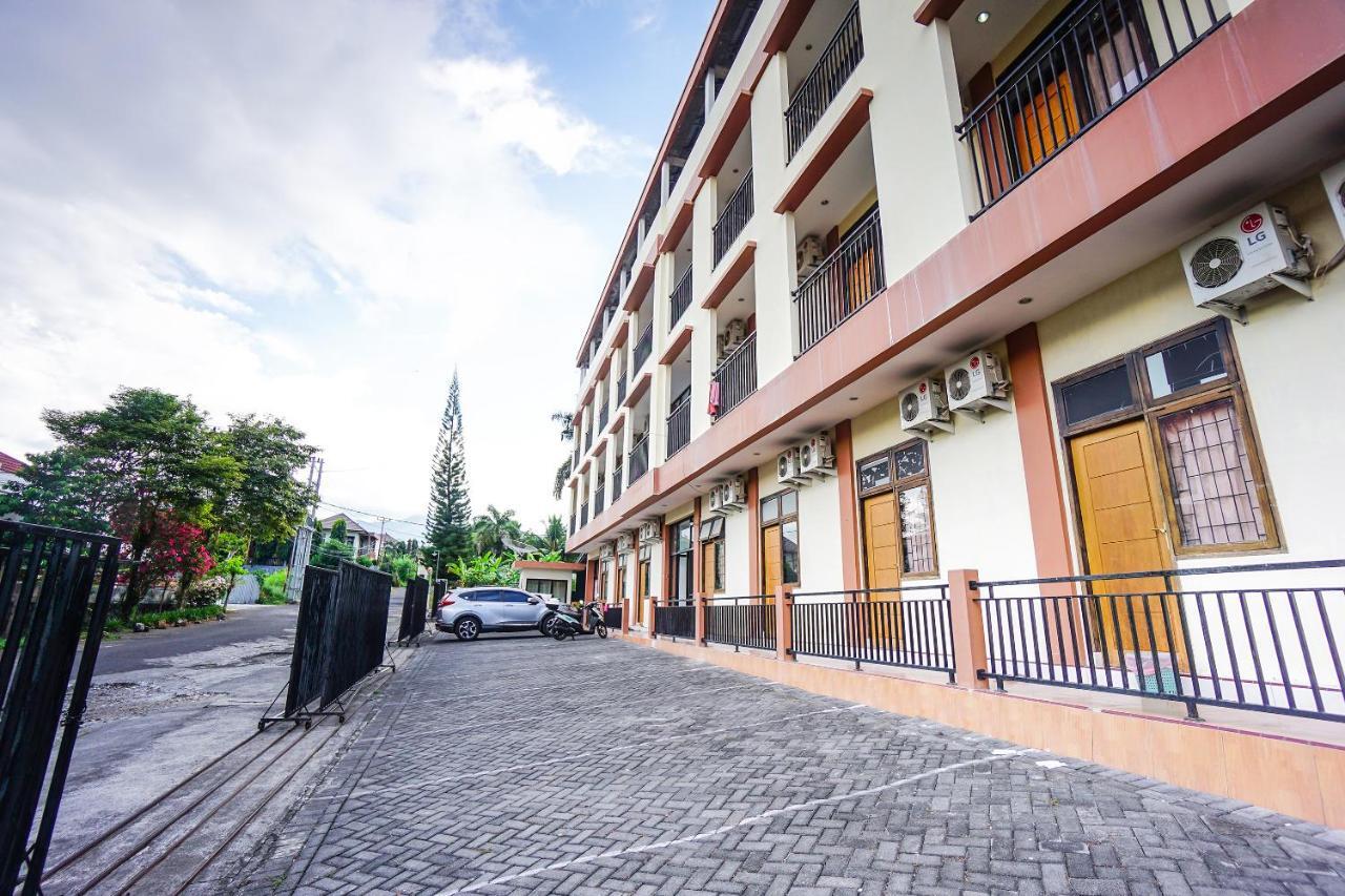 OYO 1693 Edward Residence Malalayang Manado Bagian luar foto